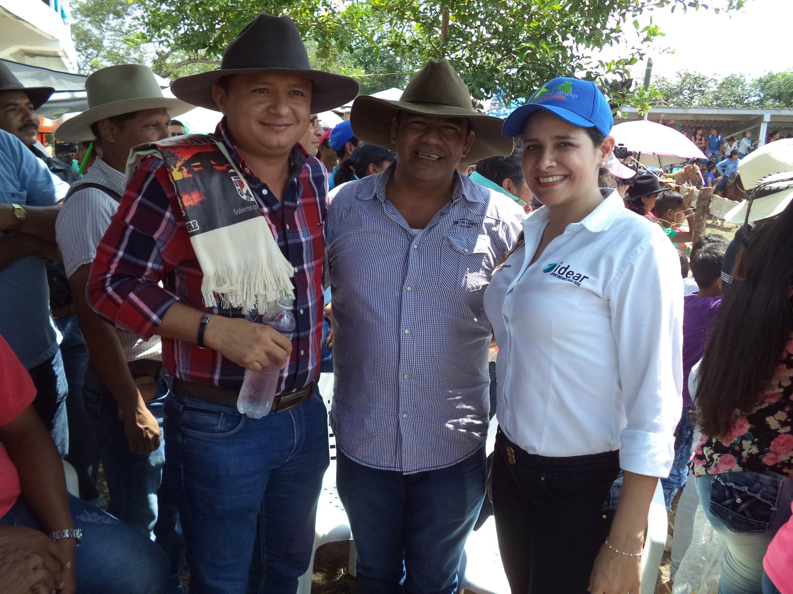 De izquierda a derecha: Javier Triana Alcalde de San Jos&eacute; de Cravo Norte, Ram&oacute;n R&iacute;os Secretario de Agricultura y Desarrollo Sostenible Departamental y Gerente Departamental del Idear Vanessa S&aacute;nchez. 