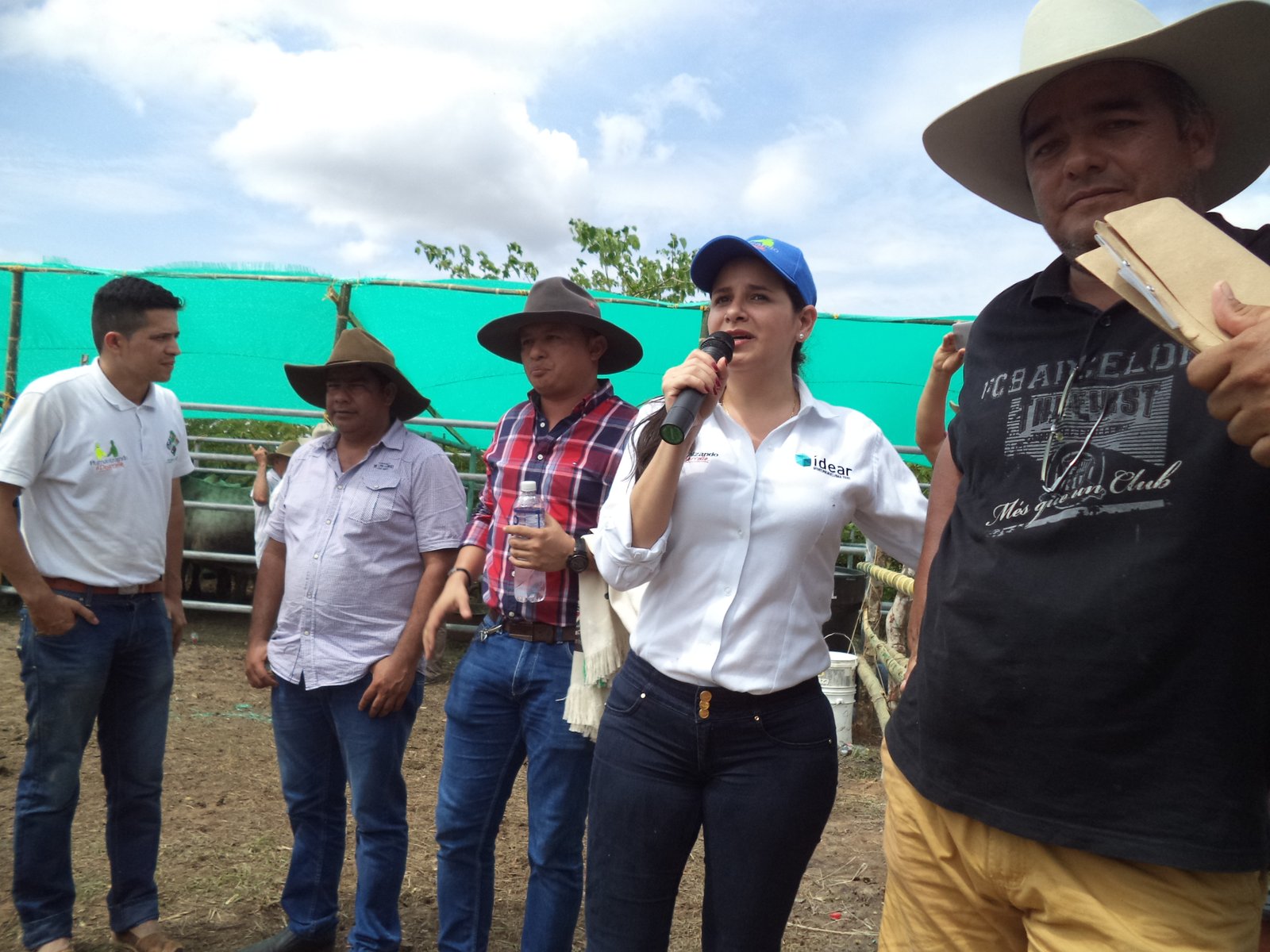 De izquierda a derecha: Danny Narciso Pati&ntilde;o Gerente del Centro Provincial de Gesti&oacute;n Agroempresarial CEPROAR, Ram&oacute;n R&iacute;os Secretario de Agricultura Departamental, Javier Triana Alcalde municipal, Vanessa S&aacute;nchez Gerente Departamental Idear y Luis Ernesto Espitia Brito Presidente del Comit&eacute; de Ganaderos de Cravo Norte.