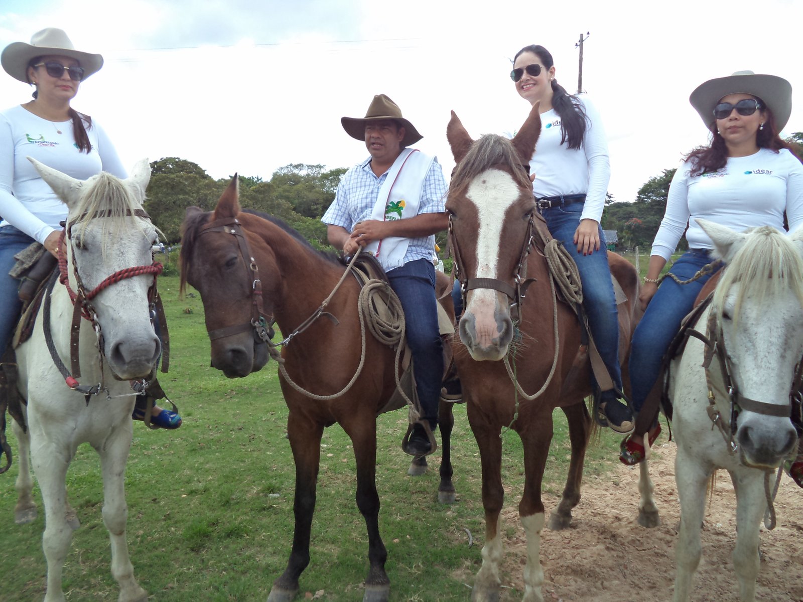 De izquierda a derecha: Directora de Proyectos y Recaudos Andreina Gallardo Nu&ntilde;ez, el Secretario de Agricultura y Desarrollo Sostenible Departamental Ram&oacute;n R&iacute;os, la Gerente Departamental de IDEAR Vanessa S&aacute;nchez y la Directora Administrativa y Financiera Sheyla Ojeda Gonz&aacute;lez.