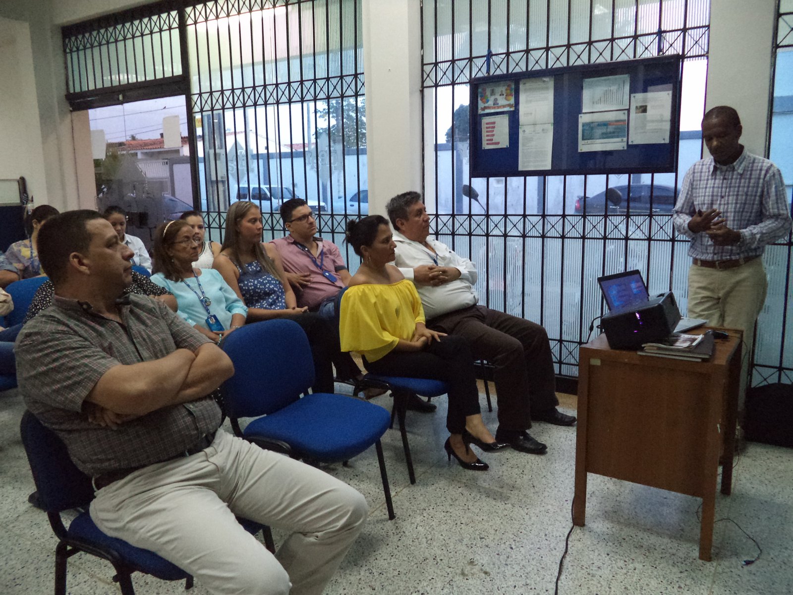 Funcionarios en charla sobre Ley de Tr&aacute;nsito 